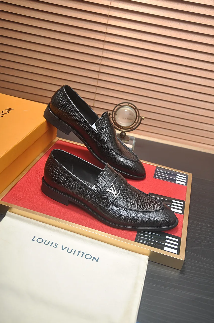 Men's men's shoes 💰540💶 [LV] (original single cowhide lining) 🍀LV's latest genuine leather business suit shoes are launched simultaneously on the official website. The first-layer cowhide imported from Italy is made of heavy gold, 💥official website 1:1 rubber outsole. Versatile to wear, high-end without losing class, and the color combination is extraordinary. This four-season style is alluring when worn on your feet, showing off your big-name flair. Standard code 38-45 (45 customized)